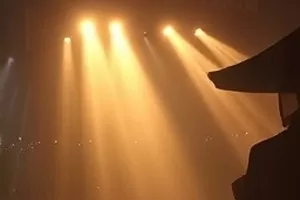 《雾锁七号站》第二季角色在调度控制室核对时刻表的剧照