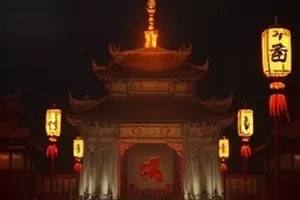 《雨夜访客》门廊下滴水的雨伞与半开的木门